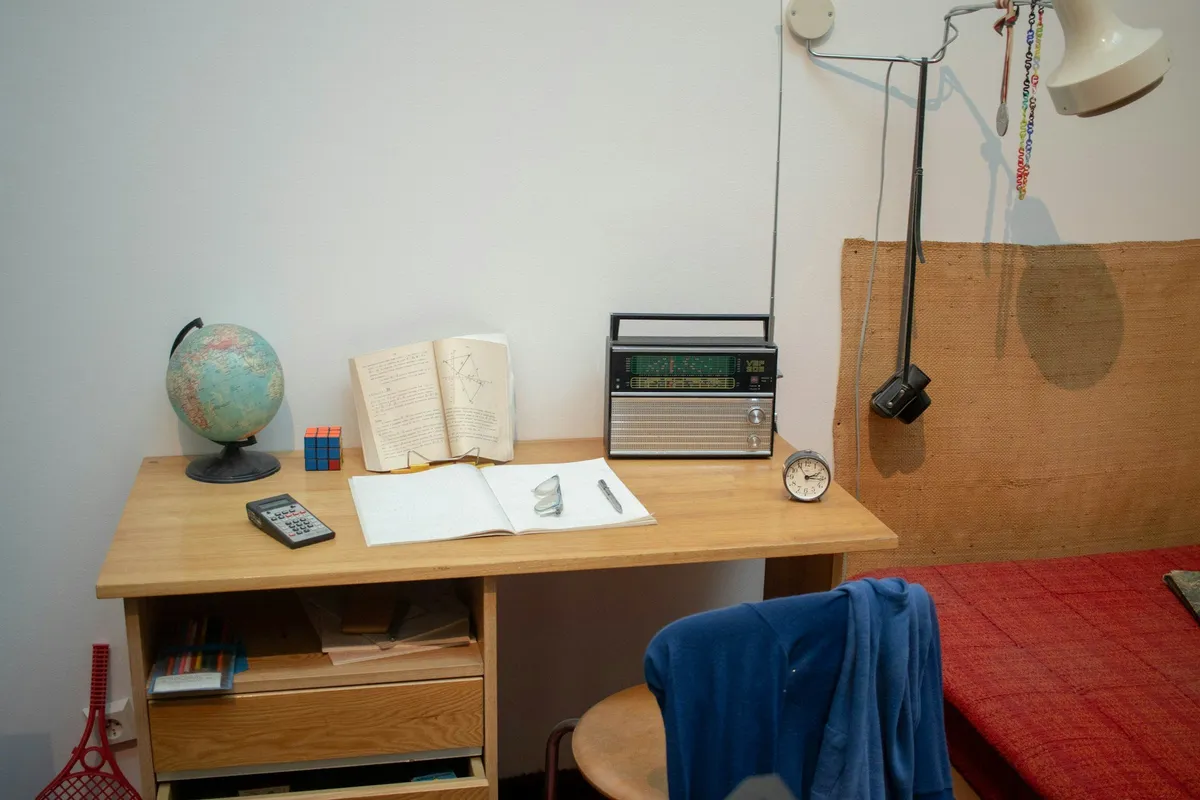 Schreibtisch mit Büchern und Lampe