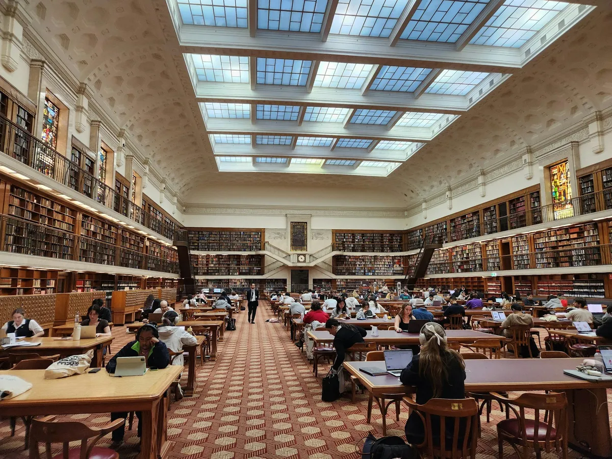 Lernraum mit Tischen und Bücherregalen