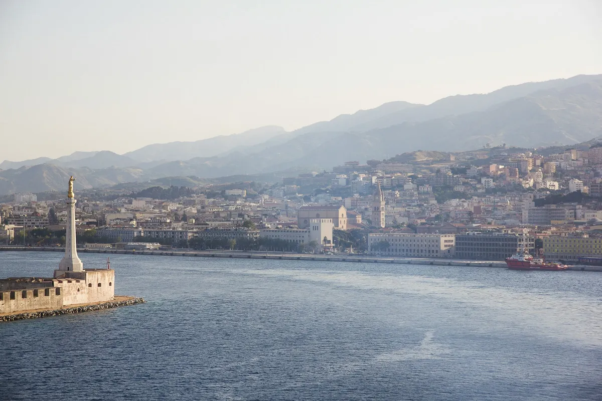 Der Hafen von Messina mit der Madonnina-Säule und der Stadt auf den Hügeln