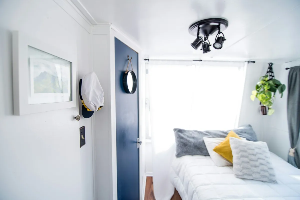 Helles Zimmer mit Bett und Kissen