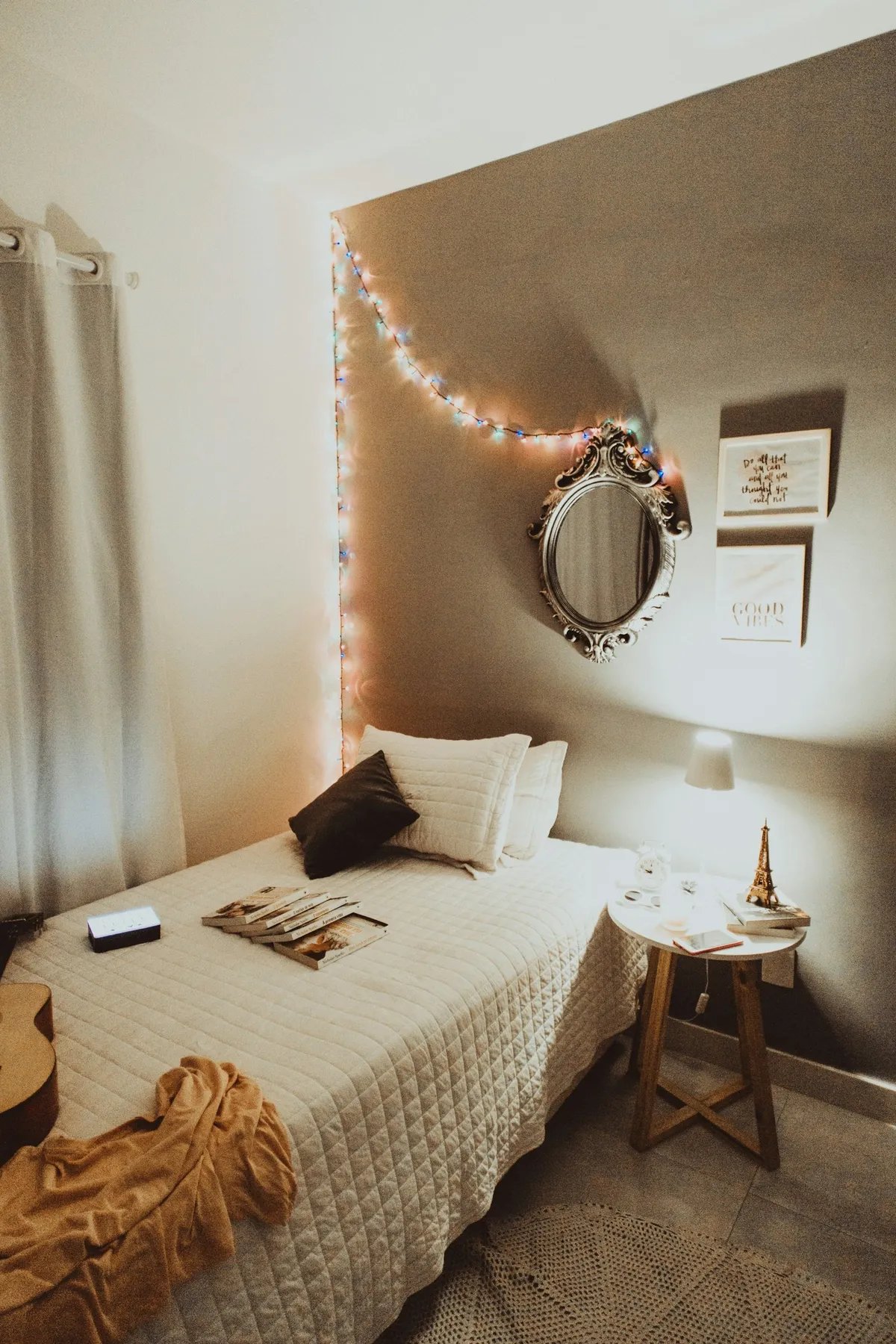 Möbliertes Zimmer mit Bett, Nachttisch und Lampe